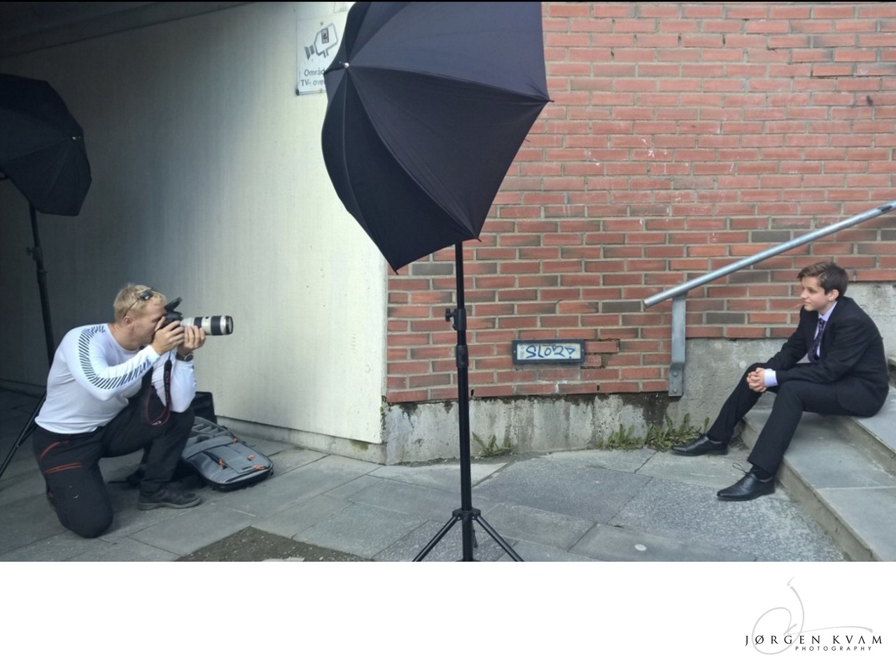 Jørgen Kvam fotograferer på location med profesjonelt lysutstyr