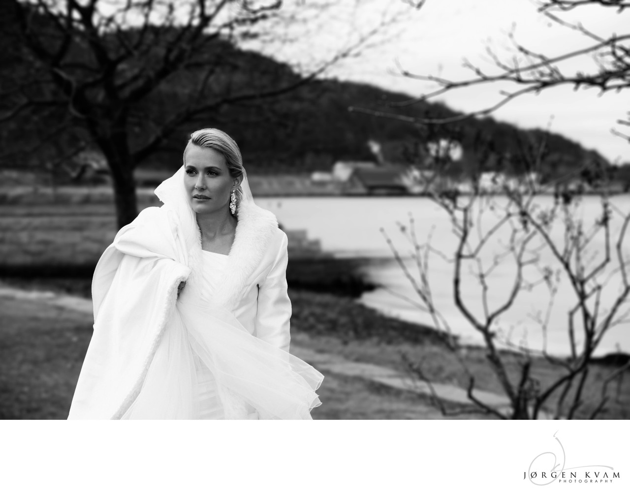 Brud ved Trondheimsfjorden – bryllupsfotograf Kvamfoto