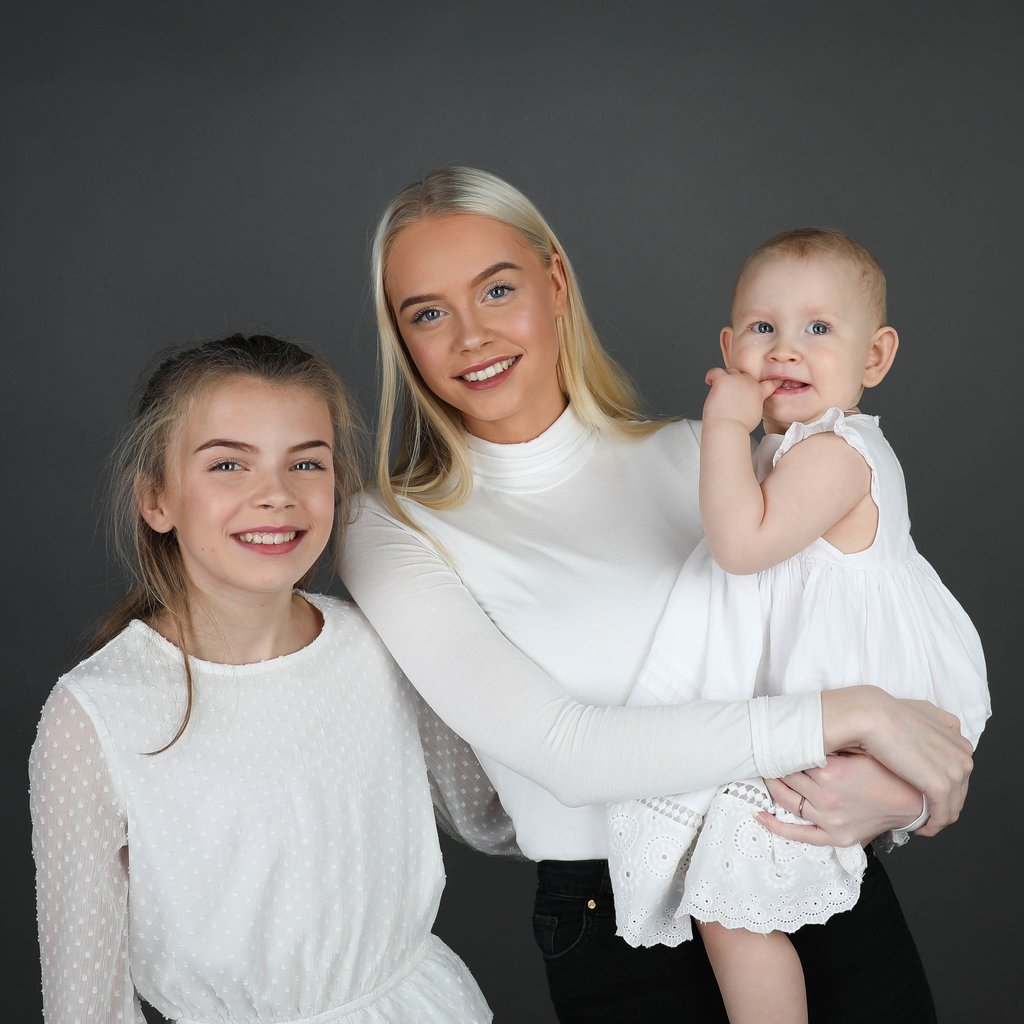 Familie fotografert i Kvamfotos studio på Ila